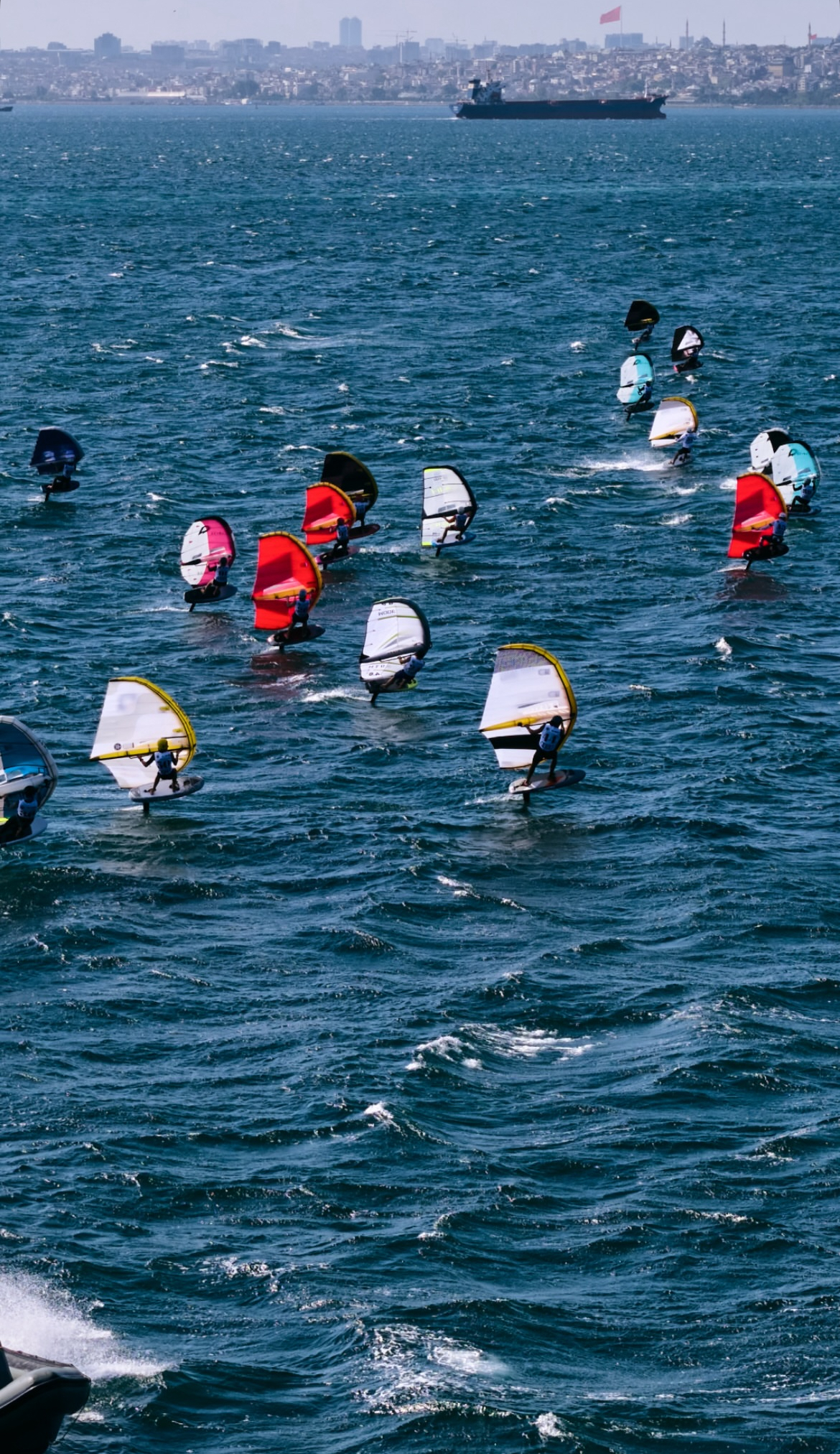 Rüzgar ve Dalgalarla Yarış: Audi WingFoil İstanbul 2025