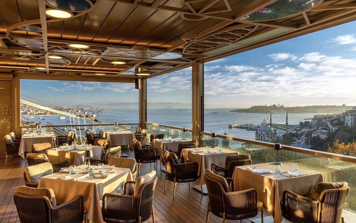 16 Roof’ta Sevgililer Günü Boğaz’a Karşı Aşkla Kutlanıyor