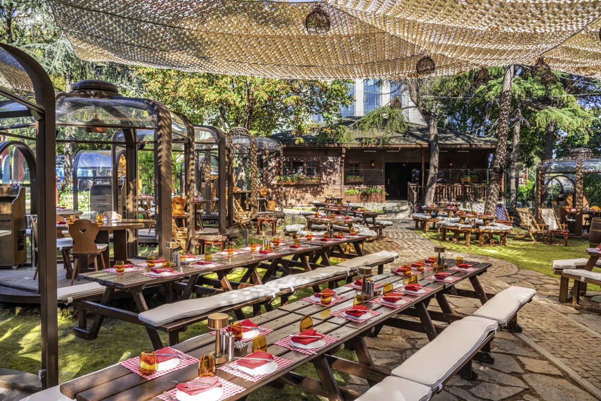 Komşiler, Chalet Garden’da Yunan Ezgileriyle Sahne Alacak