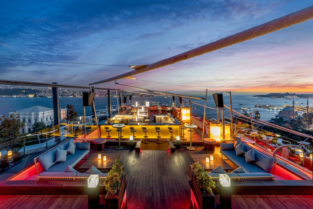 16 Roof’ta Pazar Günlerinin Yeni Adı: Sunset Sunday